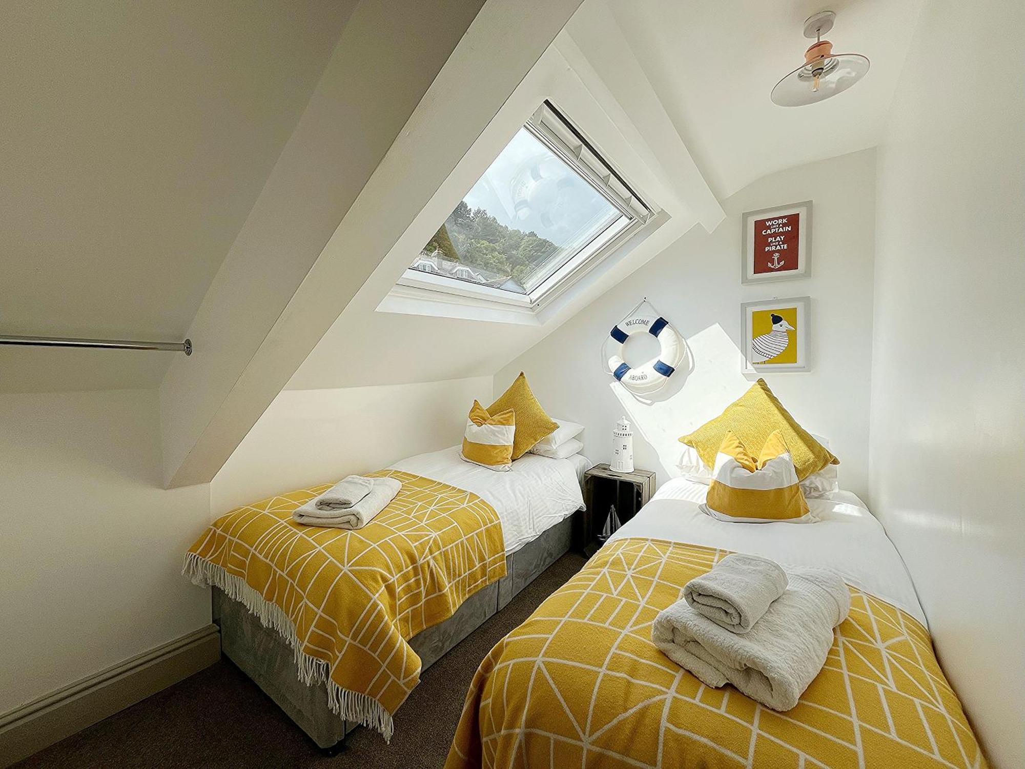 Nancie'S Place - Dartmouth Town Center With Private Parking - A Traditional Georgian Private Duplex Apartment - Beautifully Refurbished - Two Bedrooms, Bathroom, Kitchen And Lounge Diner ภายนอก รูปภาพ