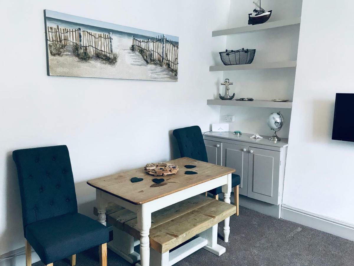Nancie'S Place - Dartmouth Town Center With Private Parking - A Traditional Georgian Private Duplex Apartment - Beautifully Refurbished - Two Bedrooms, Bathroom, Kitchen And Lounge Diner ภายนอก รูปภาพ