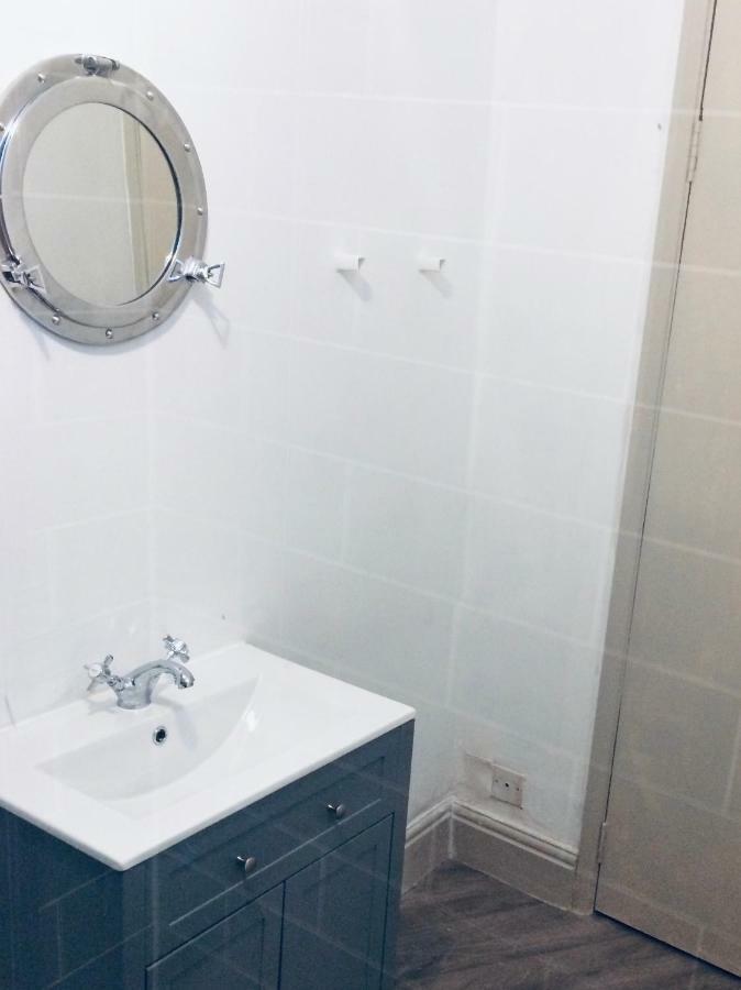 Nancie'S Place - Dartmouth Town Center With Private Parking - A Traditional Georgian Private Duplex Apartment - Beautifully Refurbished - Two Bedrooms, Bathroom, Kitchen And Lounge Diner ภายนอก รูปภาพ